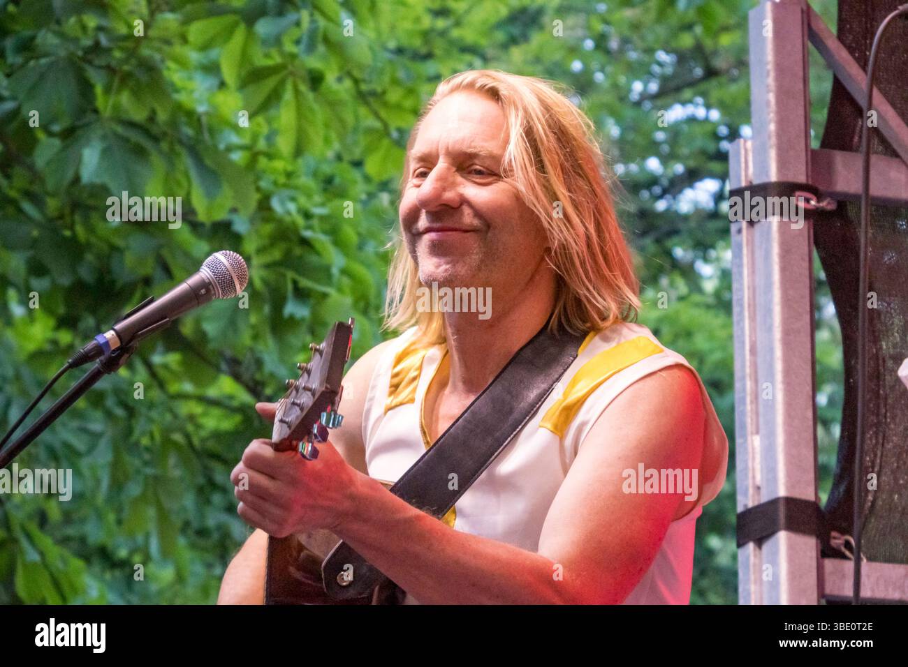 Gitarrist Sebastian Gurgel als Bjoern Ulvaeus der Gruppe Swede Sensation, Abba Tribute Show, am 24.05.2025 auf der Buehne am Pavillon der Steglitzer Woche, Berlin Swede Sensation - Abba Tribute Show - Berlin *** Gitarrist Sebastian Gurgel als Bjoern Ulvaeus von der Gruppe Swede Sensation, Abba Tribute Show, am 24 05 2025 auf der Bühne im Pavillon der Steglitzer Woche, Berlin Swede Sensation Show Stockfoto