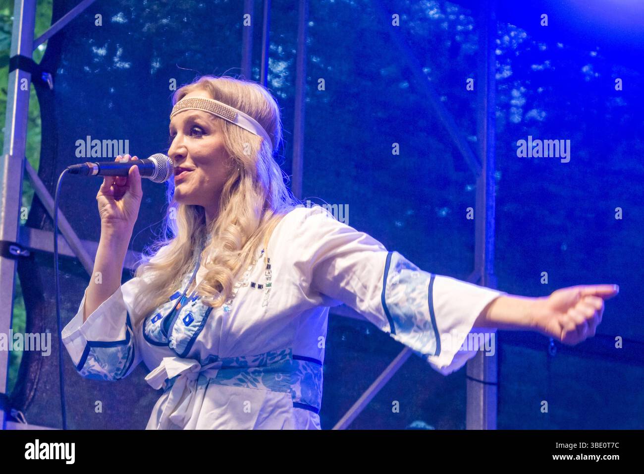 Saengerin Saskia Tanfal als Agnetha Faeltskog der Gruppe Swede Sensation, Abba Tribute Show, am 24.05.2025 auf der Buehne am Pavillon der Steglitzer Woche, Berlin Swede Sensation - Abba Tribute Show - Berlin *** Sängerin Saskia Tanfal als Agnetha Faeltskog der Gruppe Swede Sensation, Abba Tribute Show, am 24 05 2025 auf der Bühne im Pavillon der Steglitzer Woche, Berlin Swede Sensation Show Stockfoto