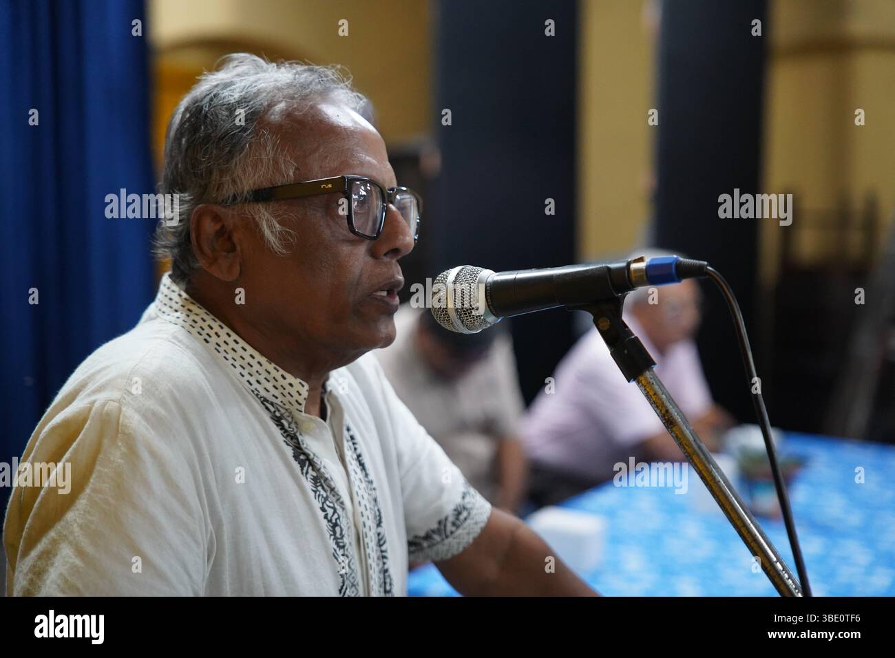 26. Mai 2025, Kolkata, Westbengalen, Indien: Prof. Tarak Sengupta hält den Einführungsvortrag bei der 14. Benu Sen Memorial Lecture und setzt den Ton für einen einnehmenden Abend des künstlerischen Diskurses. Vor einem aufmerksamen Publikum von Fotokünstlern, Akademikern und Kunstliebhabern hebt er das Erbe von Benu Sen und die Bedeutung des visuellen Erzählens in der Gegenwart hervor. Auf seine Ansprache folgt eine interaktive Interaktion zwischen Dr. Kuntal Mukhopadhyaya und Prof. Biswatosh Sengupta, die die Veranstaltung zu einer lebendigen Plattform für kulturelle Reflexion und kreativen Austausch macht. (Kreditbild: © Bi Stockfoto