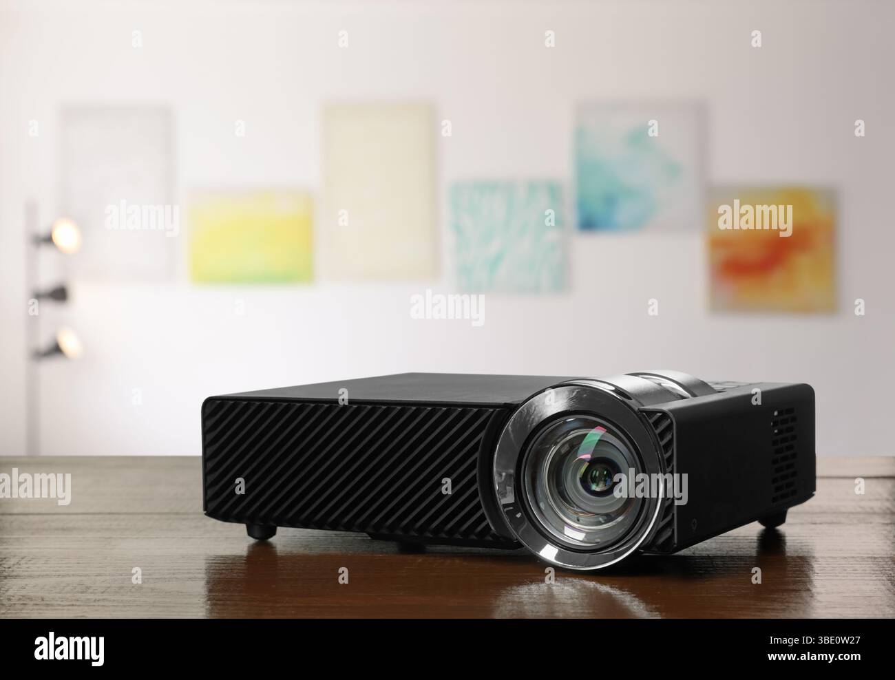 Moderner Videoprojektor auf Holztisch in der Kunstgalerie Stockfoto