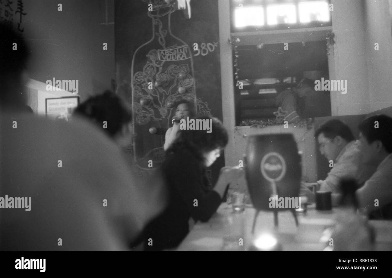 Chinesische City Bar Club Szene der frühen 2010er Jahre mit Live-Sänger Stockfoto