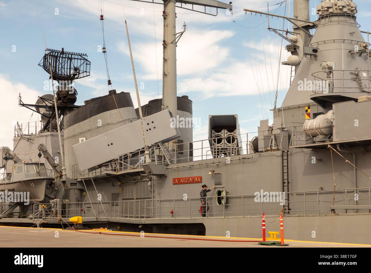 ARA La Argentina, einer der vier Zerstörer der Serie MEKO 360H2, die für die argentinische Marine gebaut wurden, wird in Puerto Madryn, Argentinien, am Liegeplatz gesehen. Stockfoto