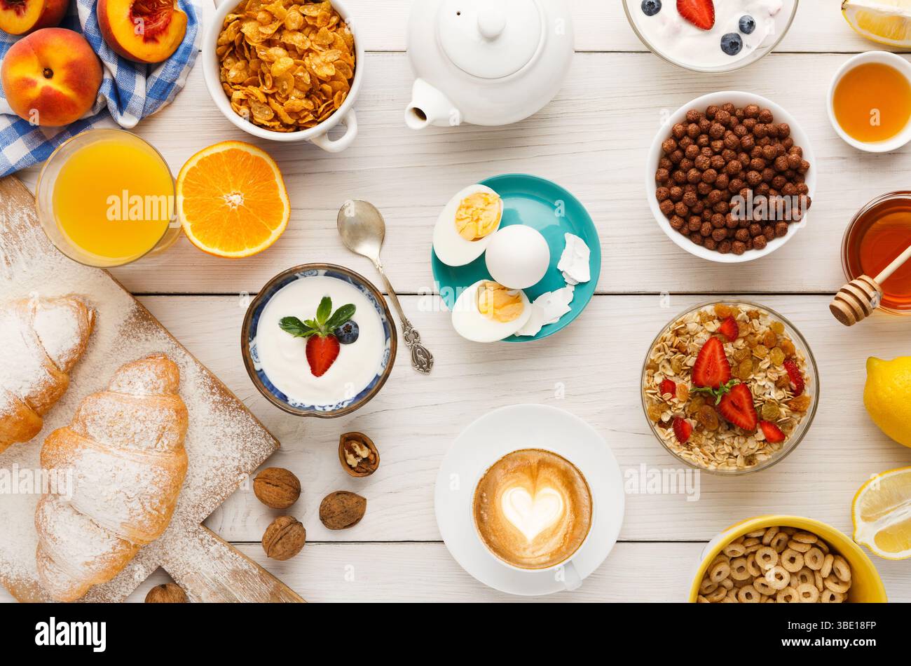 Kontinentales Frühstücksmenü auf woden-Tisch Stockfoto