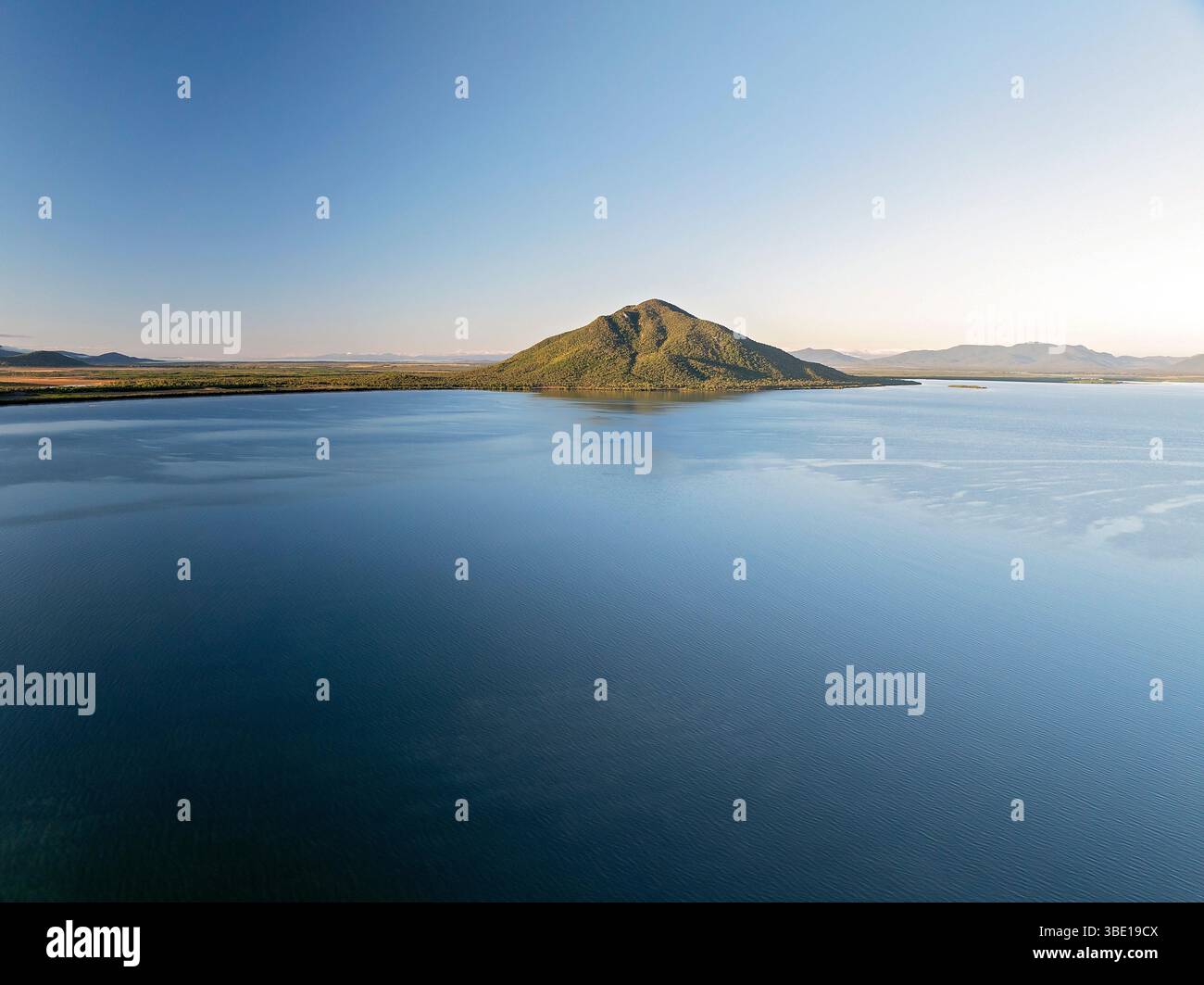 Ruhiges Wasser und blauer Himmel umgeben die Landschaft in Sinclair Bay. Stockfoto