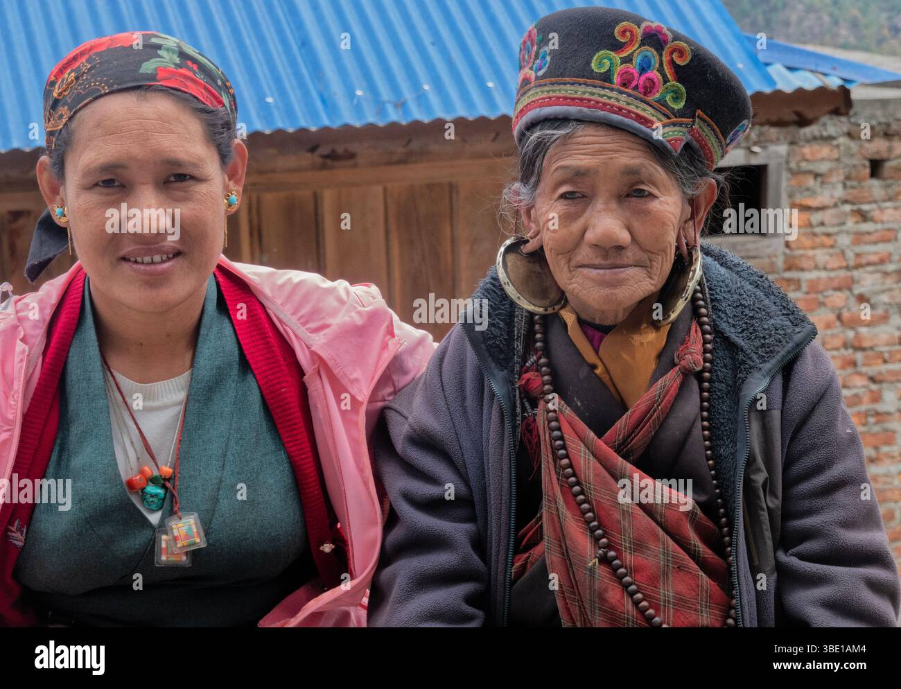 Tamang Mutter und Tochter, Tamang Heritage Trail, Thuman, Nepal Stockfoto