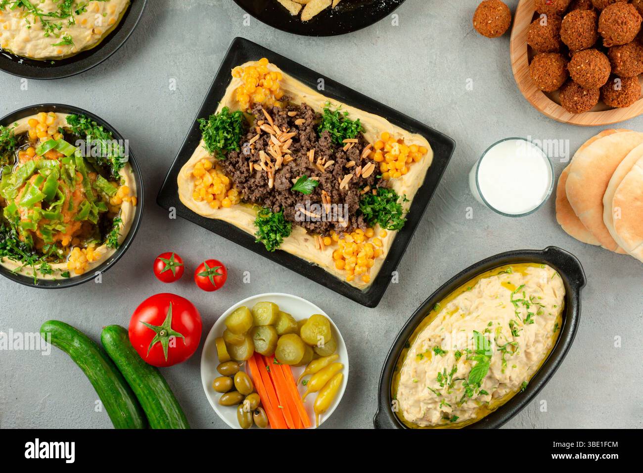 Ein Bild von verschiedenen arabischen Mezze – Hummus mit Fleisch, Baba-Ghanoush, Favabohnen und Falafel. Stockfoto