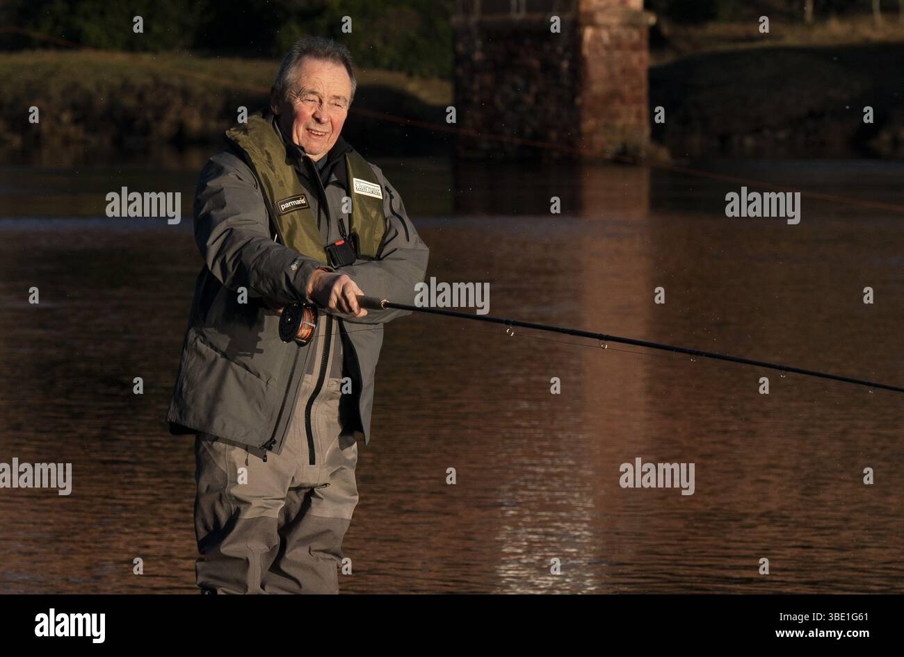 Aktenfoto vom 15/01/24 des Komikers und Stars von „Gone Fishing“ Paul Whitehouse während der Eröffnungszeremonie am Eröffnungstag der Lachsfischsaison auf dem Fluss Tay an der Kincalven Bridge in der Nähe von Meikleour, Perthshire. Der walisische Comedian und Schauspieler Paul Whitehouse sagte, der Erfolg hinter der Erfolgsserie Gone Fishing mit Bob Mortimer sei darauf zurückzuführen, dass die Wurzeln 100 % aus dem echten Leben stammen. Ausgabedatum: Dienstag, 27. Mai 2025. Stockfoto