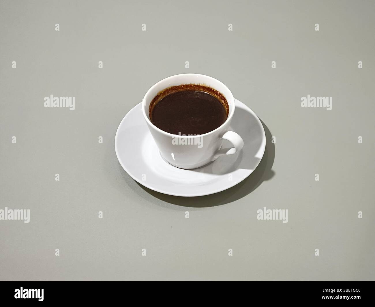 Eine Tasse schwarzen Kaffee auf grauem Hintergrund Stockfoto