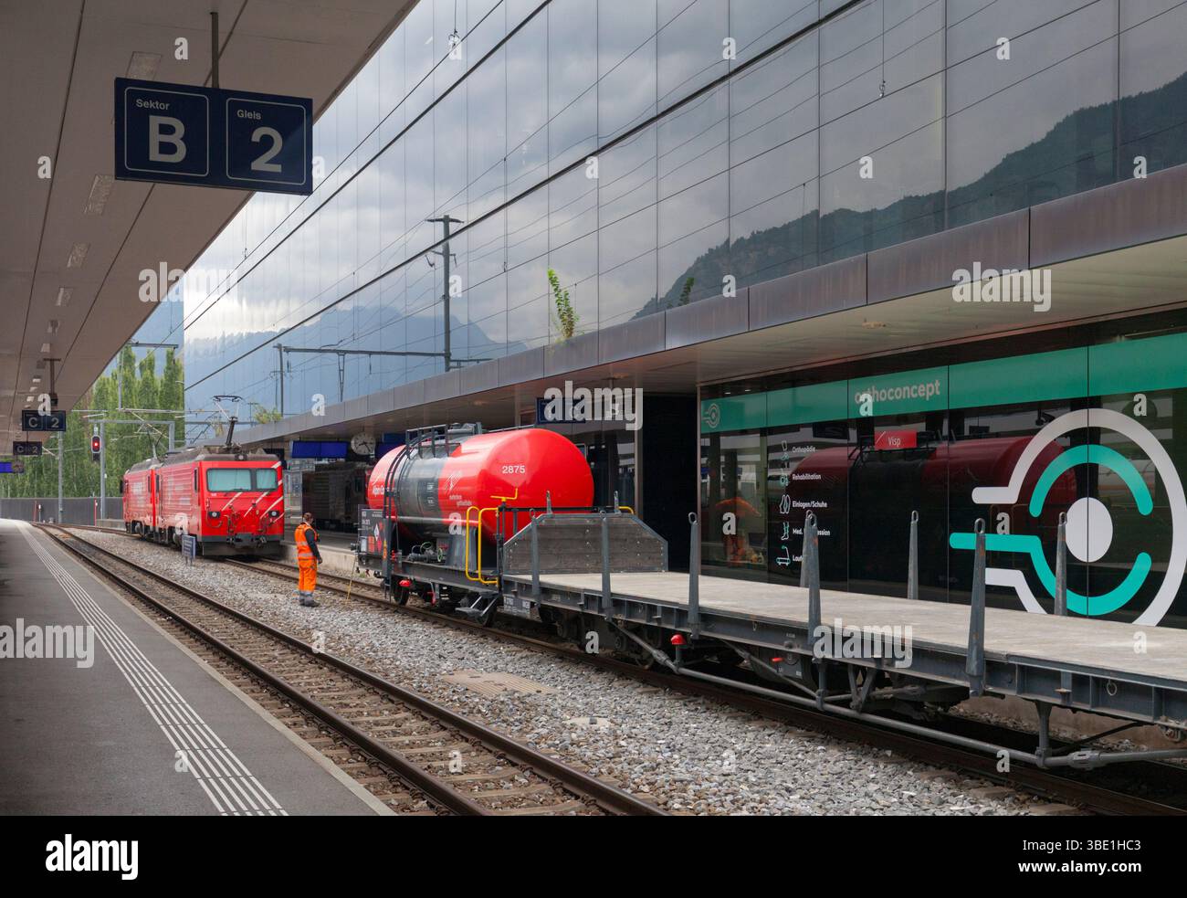 23/09/2024 Visp (Schweiz) HGe4/4 105 Oberalp/Alpsu + 108 Kanaltunnel ankommende Leichtmaschine zur Beförderung einer Fracht Stockfoto