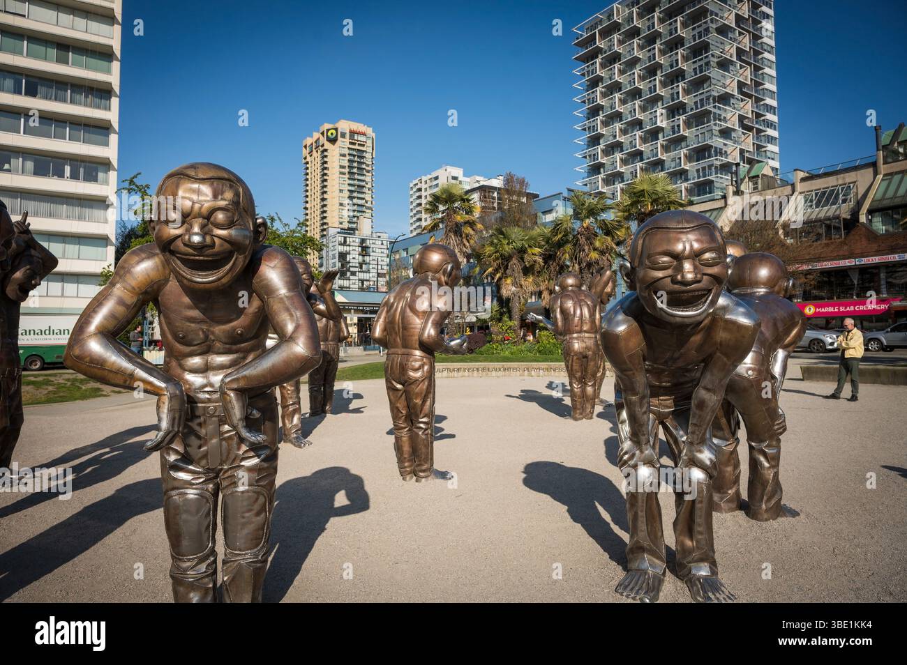 Die öffentliche Kunstausstellung A-Maze-Ing Laughter an der Ecke der DAVIE Street und Denman Street in Vancouvers West End. Vancouver BC, Kanada. Stockfoto