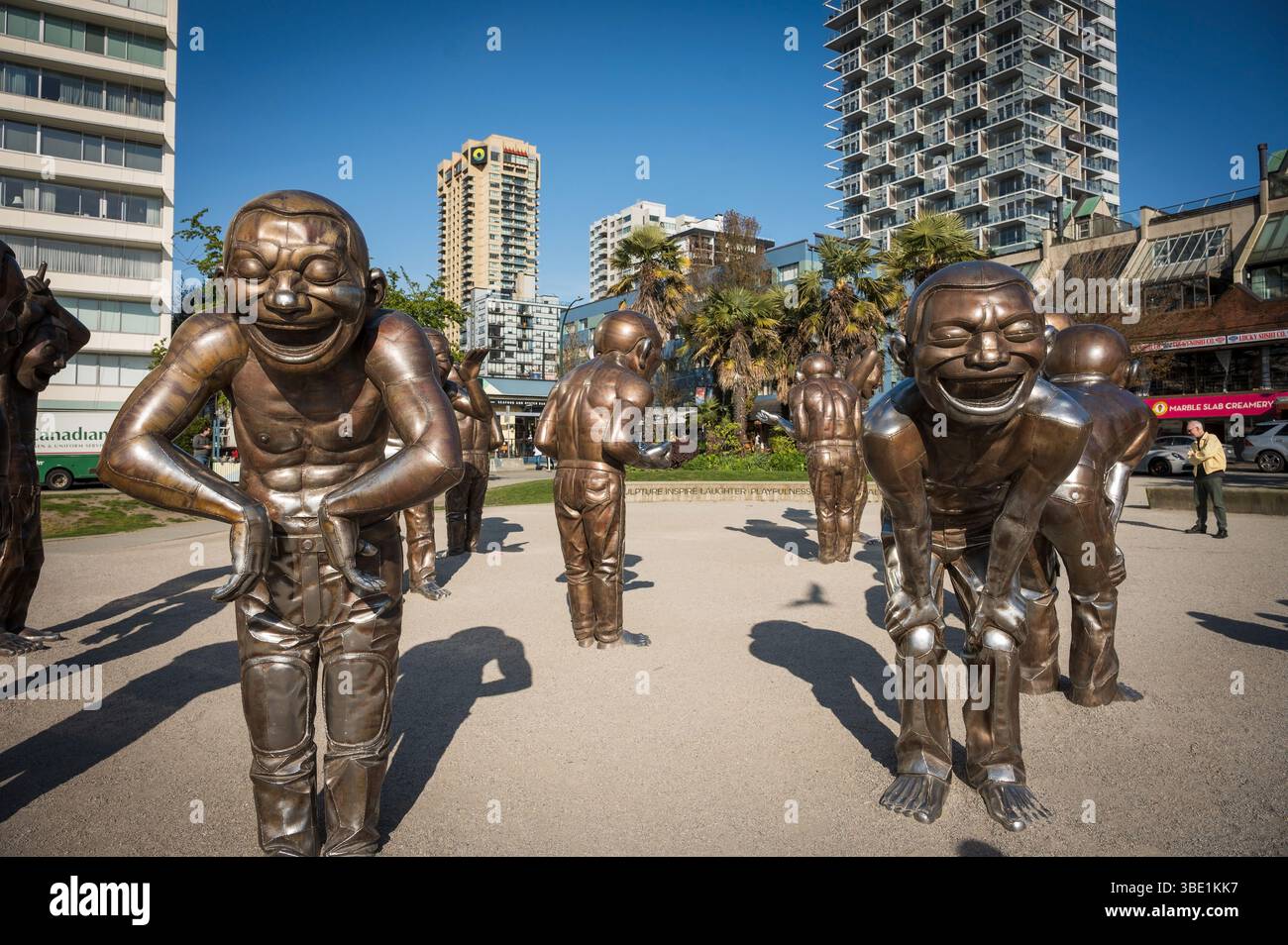 Die öffentliche Kunstausstellung A-Maze-Ing Laughter an der Ecke der DAVIE Street und Denman Street in Vancouvers West End. Vancouver BC, Kanada. Stockfoto