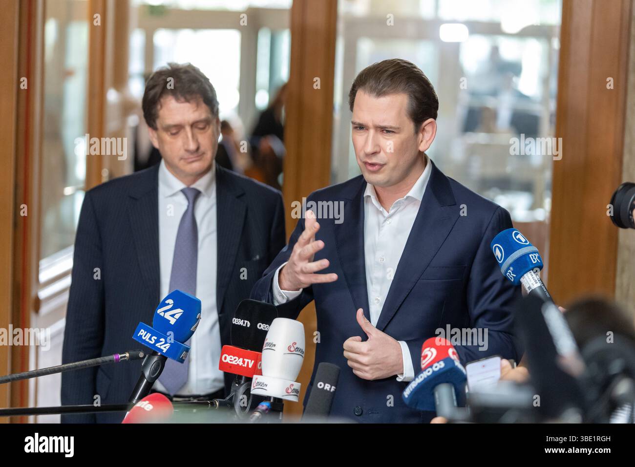 Ehemaliger Kanzler Sebastian kurz und Rechtsanwalt Otto Dietrich am Montag, 26. Mai 2025, vor der Berufungsverhandlung vor dem Oberlandesgericht Wien zur Verurteilung des Meineids im Ibiza U-Komitee in Wien. - 20250526 PD6299 Credit: APA-PictureDesk/Alamy Live News Stockfoto