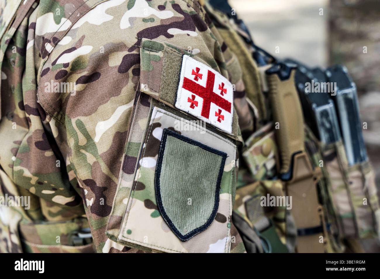 Georgischer Soldat in Tarnlage mit Nationalflaggenpflaster. Hochwertige Fotos Stockfoto