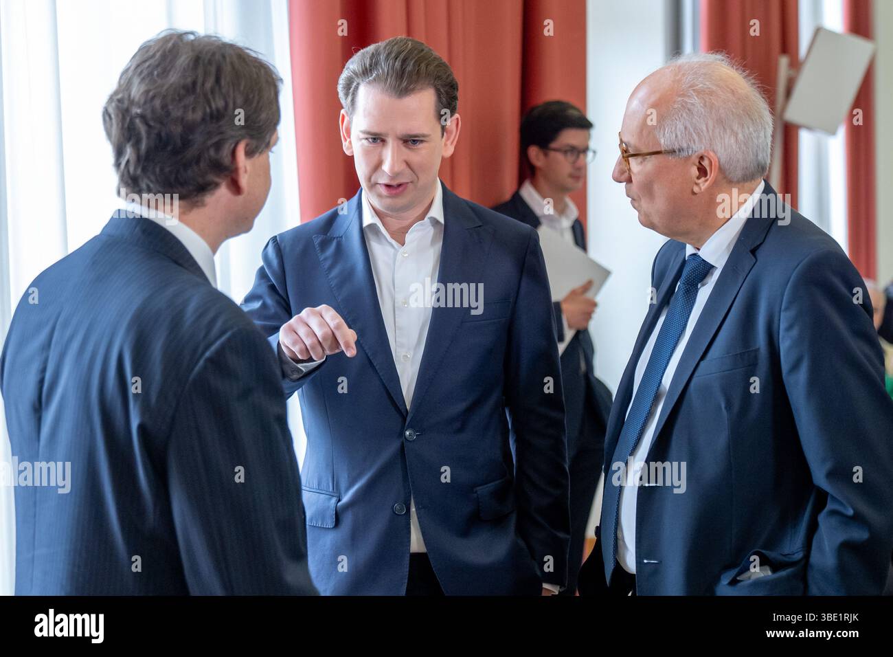 Rechtsanwalt Otto Dietrich, ehemaliger Kanzler Sebastian kurz, im Hintergrund Bernhard Bonelli und Rechtsanwalt Werner Suppan am Montag, 26. Mai 2025, vor der Berufungsverhandlung vor dem Oberlandesgericht Wien zur Verurteilung des Meineids im Ibiza U-Komitee in Wien. - 20250526 PD6291 Credit: APA-PictureDesk/Alamy Live News Stockfoto