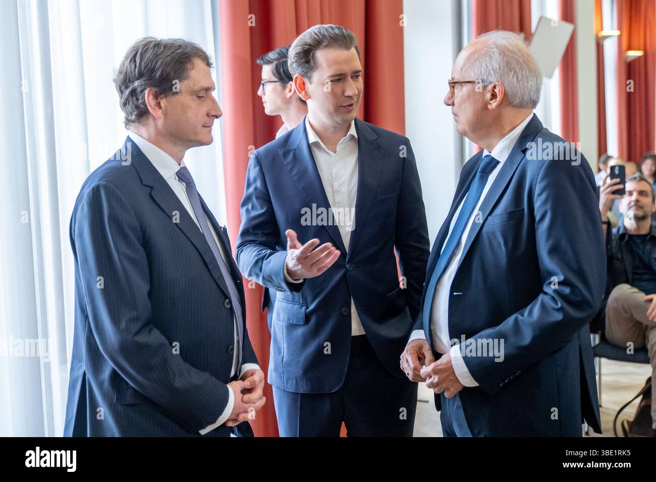 Rechtsanwalt Otto Dietrich, ehemaliger Kanzler Sebastian kurz, im Hintergrund Bernhard Bonelli und Rechtsanwalt Werner Suppan am Montag, 26. Mai 2025, vor der Berufungsverhandlung vor dem Oberlandesgericht Wien zur Verurteilung des Meineids im Ibiza U-Komitee in Wien. - 20250526 PD6294 Credit: APA-PictureDesk/Alamy Live News Stockfoto