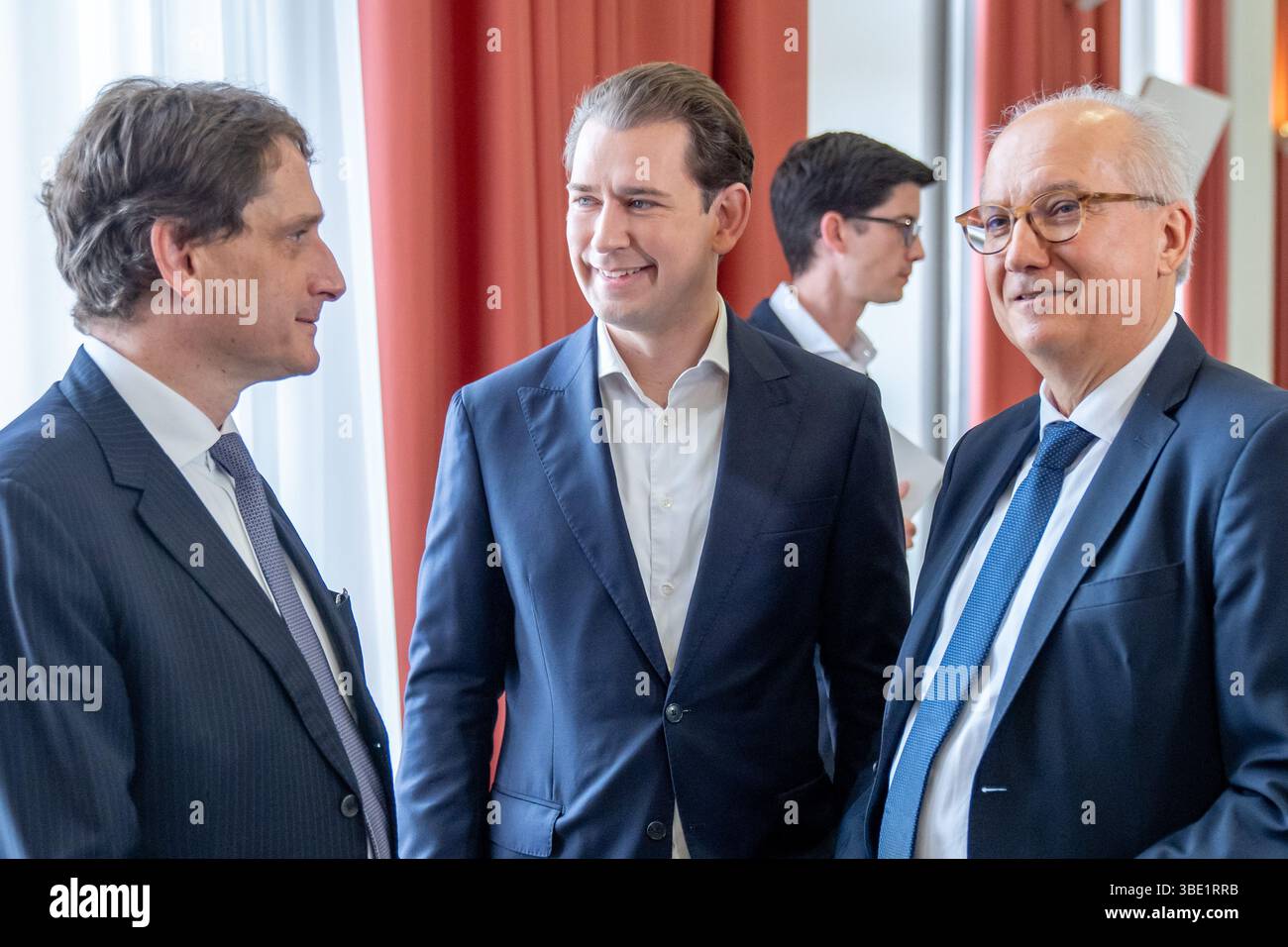 Rechtsanwalt Otto Dietrich, ehemaliger Kanzler Sebastian kurz, im Hintergrund Bernhard Bonelli und Rechtsanwalt Werner Suppan am Montag, 26. Mai 2025, vor der Berufungsverhandlung vor dem Oberlandesgericht Wien zur Verurteilung des Meineids im Ibiza U-Komitee in Wien. - 20250526 PD6285 Credit: APA-PictureDesk/Alamy Live News Stockfoto