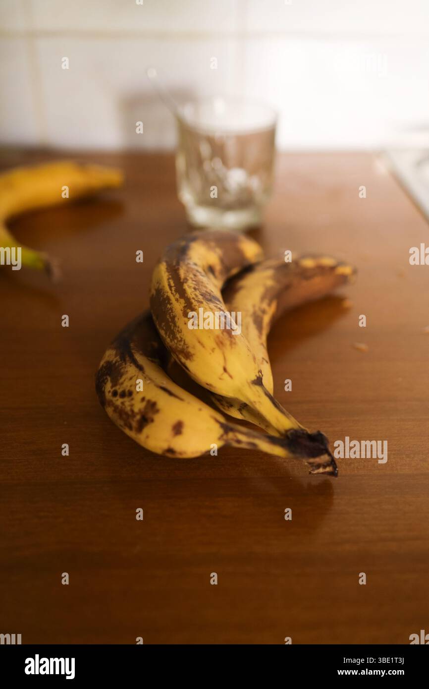 Reife Gelbe Bananen: Frisches Bio-Obst Stockfoto