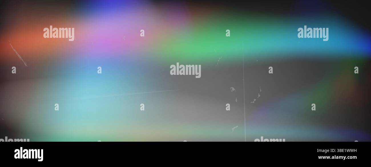 Überlagerung der Brechung. Beschädigter Textureffekt des Fotofilms, verschwommener Regenbogenverlauf auf schwarzem Hintergrund. Abstrakte Vektorillustration. Stock Vektor