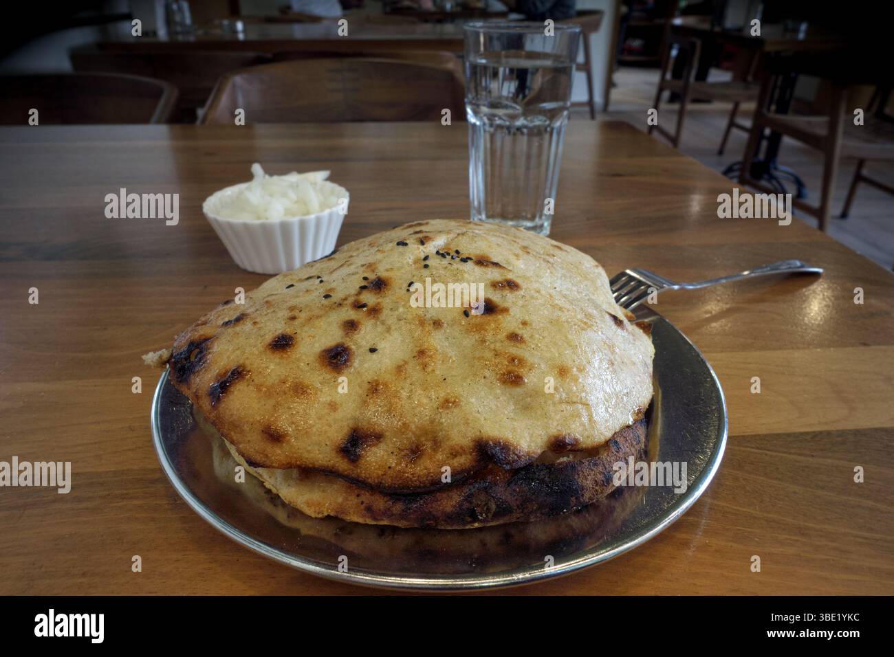 Cevapi im Travnik-Stil in traditionellem Fladenbrot (Pitica), Bosnien und Herzegowina Stockfoto