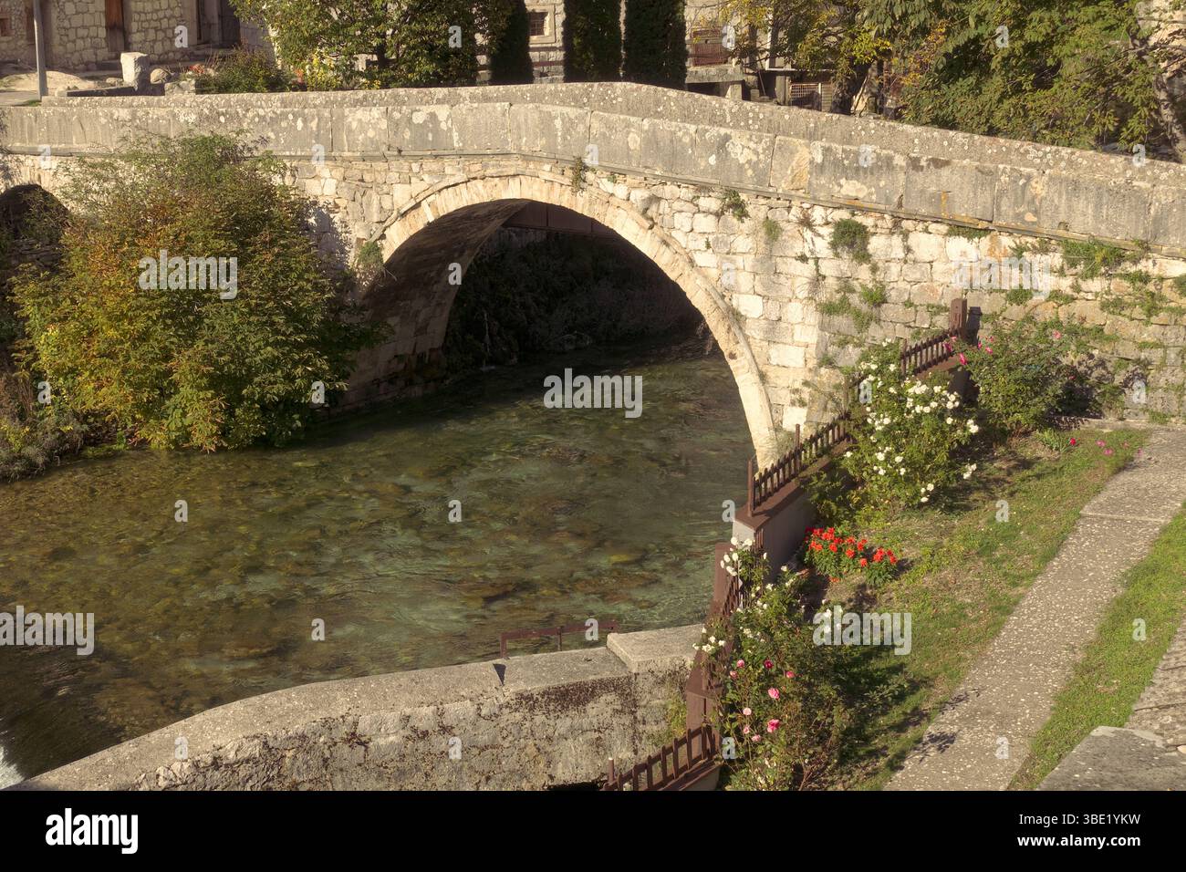 Brücke namens „Firduzova Cuprija“ in Duman, Altstadt von Livno, Bosnien und Herzegowina Stockfoto