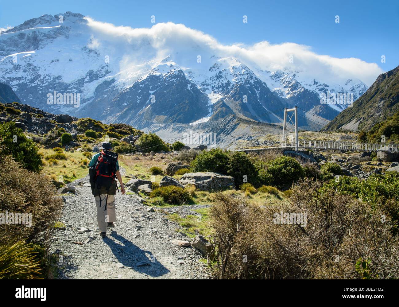Touristenwanderung in Richtung der ersten Schwingbrücke auf dem Hooker Valley Track. Mt Cook National Park. Neuseeland. Stockfoto