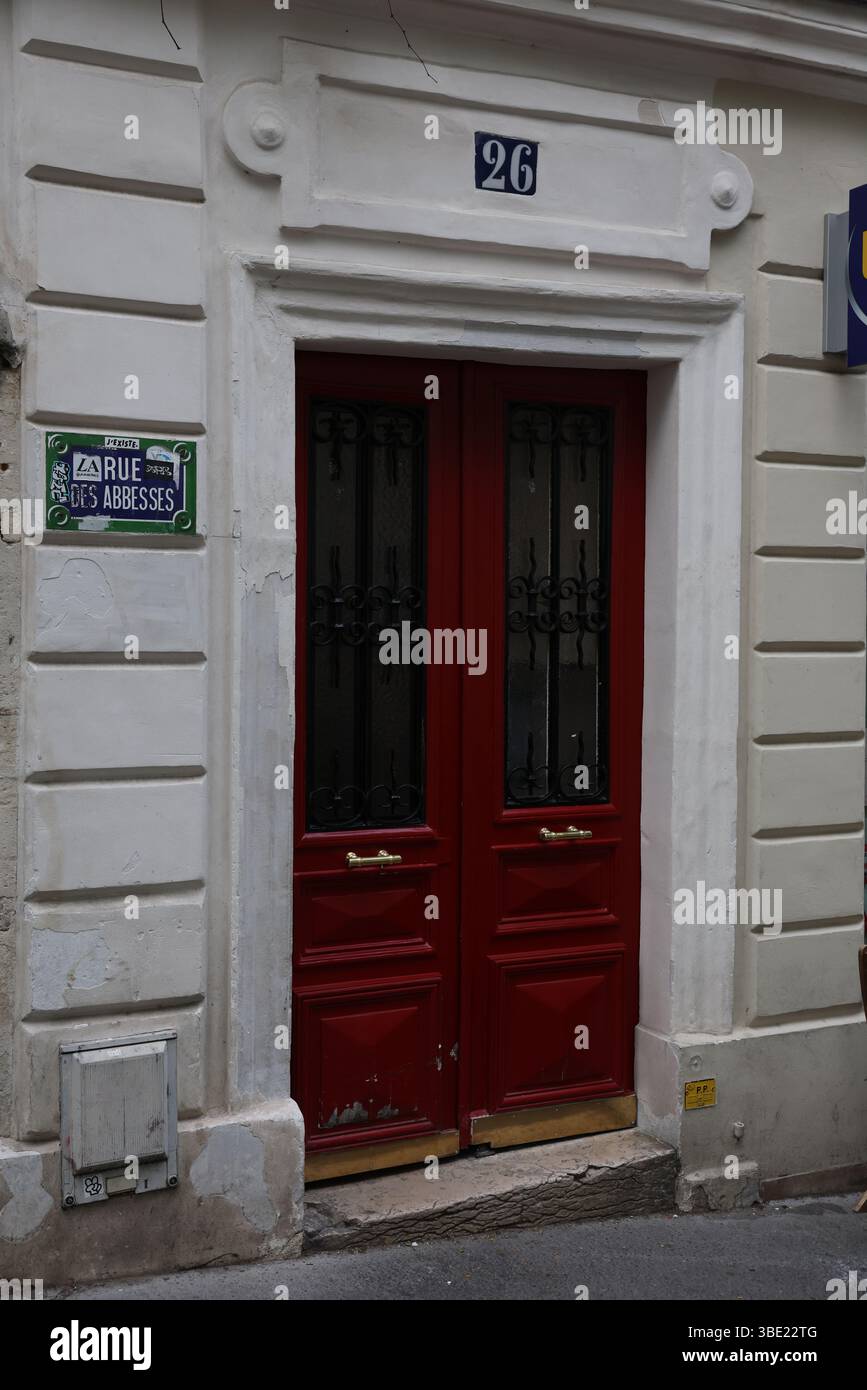 Farbenfrohe rote Pariser Tür an der Rue des Abbesses, Montmartre (Nummer 26) Stockfoto
