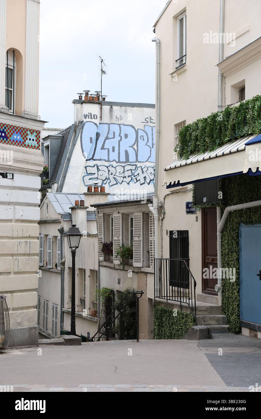 OZARB Graffiti und klassische Straßenlaterne im künstlerischen Pariser Viertel (Montmartre) Stockfoto
