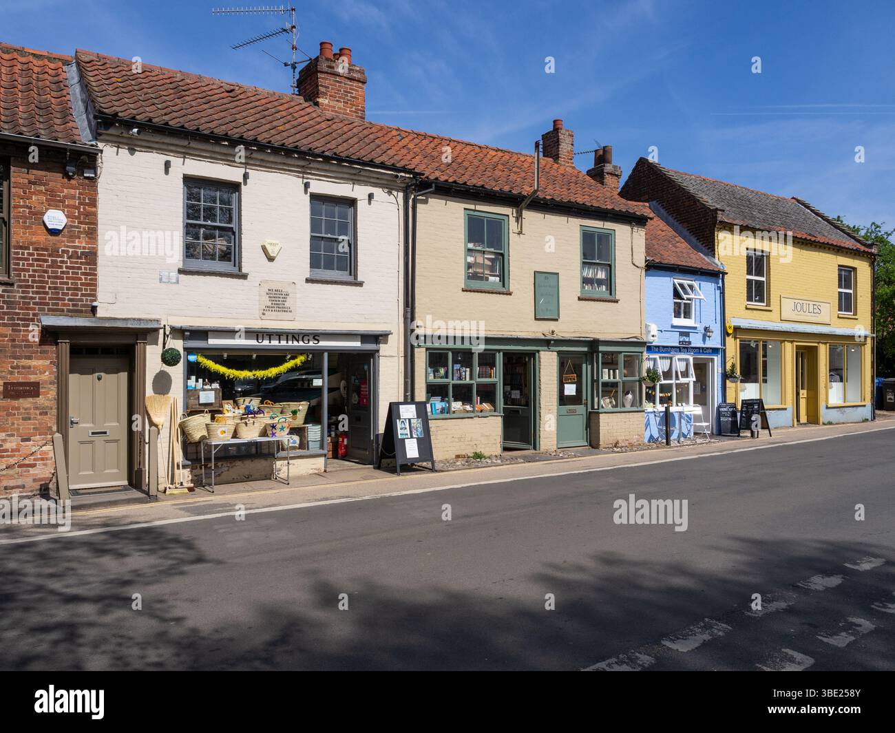 Eine Reihe kleiner Geschäfte an der High Street in der hübschen Marktstadt Burnham Market, Norfolk, Großbritannien Stockfoto