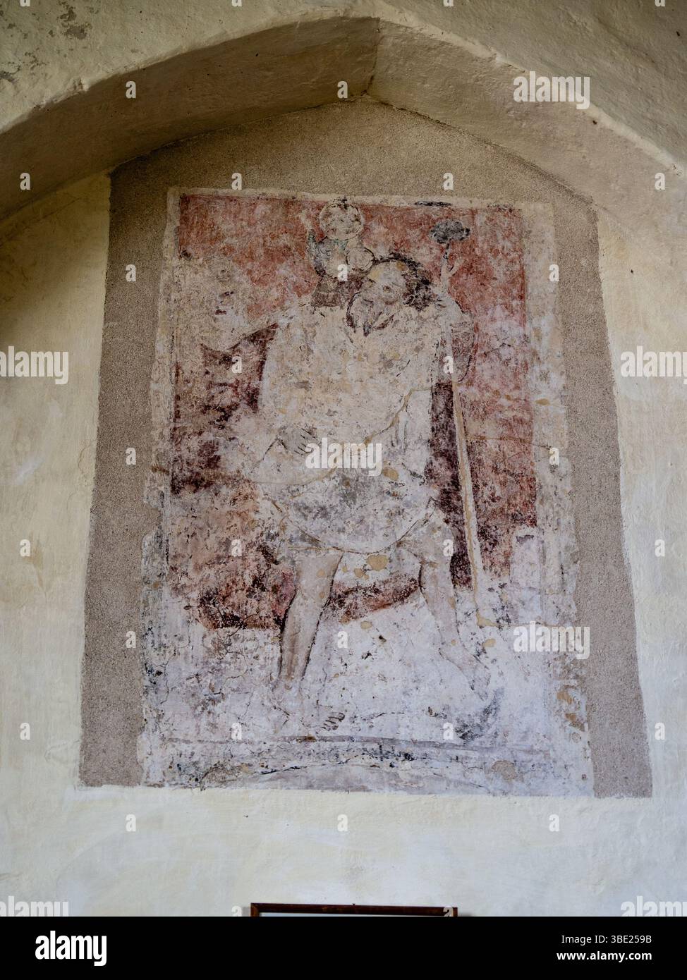 Innenraum der Kirche St Clement, Burnham Overy, Norfolk, Großbritannien; Wandgemälde von St Christopher mit dem Christkind aus dem 15. Jahrhundert Stockfoto
