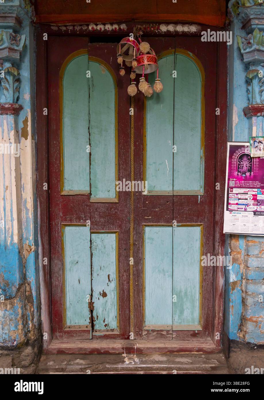 Tür in einem Hindutempel mit mobilen Ornamenten, um Glück zu bringen, Rajshahi Division, Bogura, Bangladesch Stockfoto
