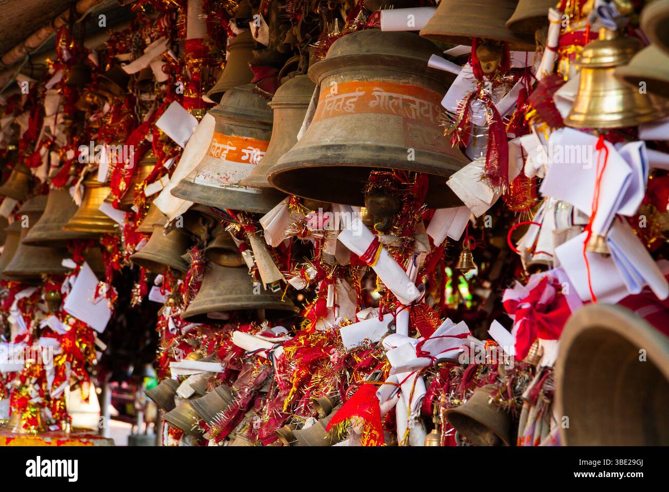 Tempel von Golu Devta – Tausende von Glocken an der heiligen Stätte im berühmten Glockentempel von Almora, Uttarakhand Stockfoto