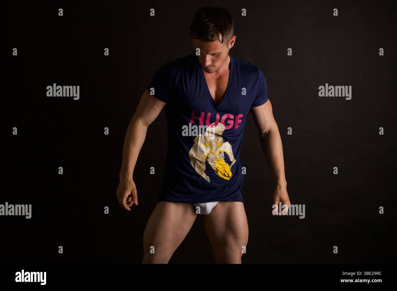 Männliches Model trägt ein Oberteil, das Anspielungen angibt Stockfoto