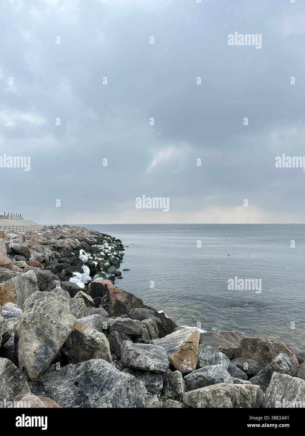 Ein Blick auf die von Felsen geschützte Küste. Fotografiert an einem Wintermorgen im Februar 2025 in Odessa, Ukraine - Smartphone-aufgenommenes Stockfoto