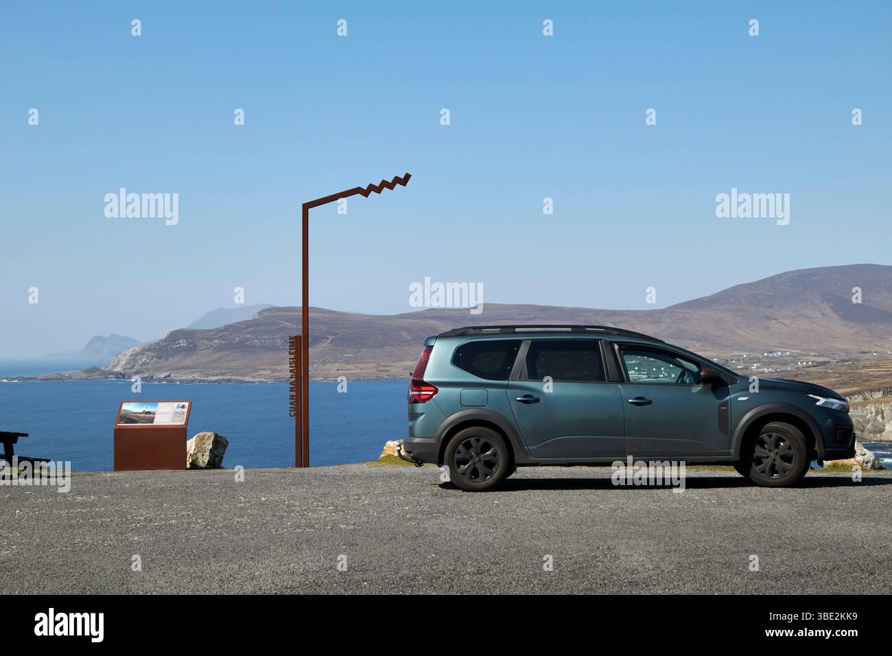 Das Auto parkt am cuan na haisleime Wild atlantic Way Entdeckungspunkt vor den weißen Klippen von Ashleam und Ashleam Bay dooega achill Island cou Stockfoto