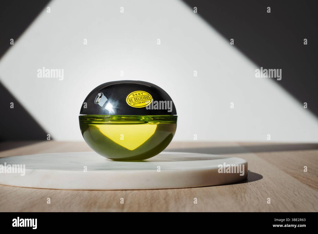 Straßburg, Frankreich - Mai 2024 : DKNY Be Delicious Green Apfel Parfüm, Y2K weibliches Luxus Parfüm. Produktaufnahme Stockfoto