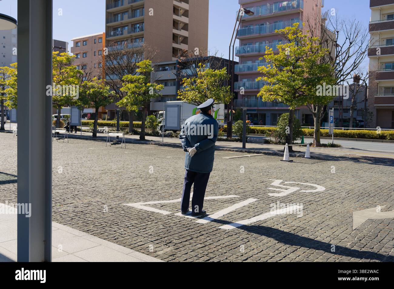 Wachmann in Uniform steht wachsam vor dem Museum of Contemporary Art Tokyo Stockfoto