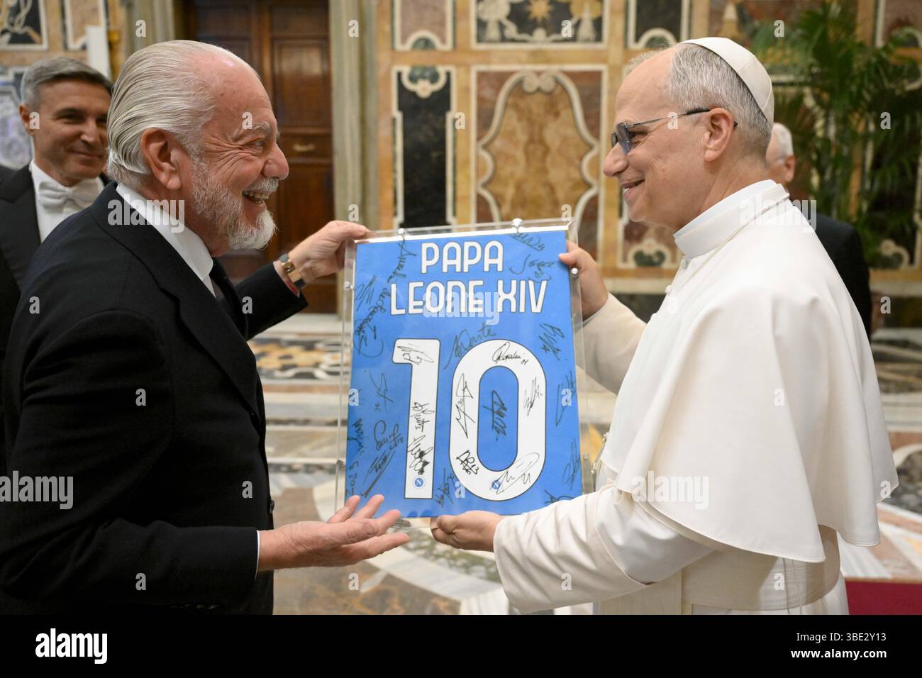 Vatikan, Vatikan. Mai 2025. **NO LIBRI** Italien, Rom, Vatikan 2025/5/27 Präsident Aurelio de Laurentiis (L) schenkte Papst Leo XIV (R) ein personalisiertes Neapel Trikot, unterzeichnet von allen Spielern, während eines Empfangs im Vatikan Foto von VATIKANISCHEN MEDIEN/Katholische Presse Foto BESCHRÄNKT AUF REDAKTIONELLE VERWENDUNG - KEIN MARKETING - KEINE WERBEKAMPAGNEN. Quelle: Unabhängige Fotoagentur/Alamy Live News Stockfoto
