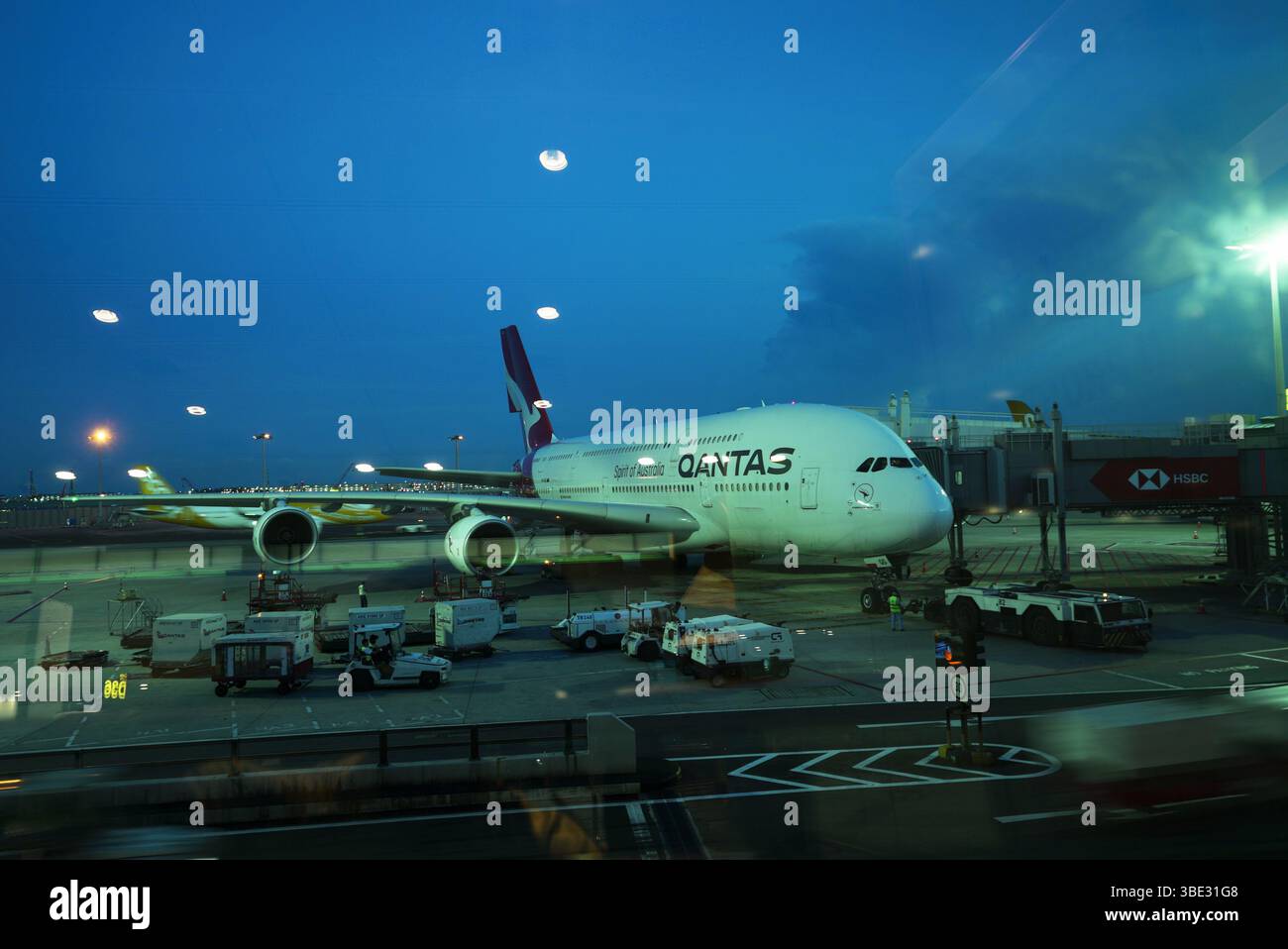 Qantas A380 parkte an einem Gate am Changi International Airport Stockfoto