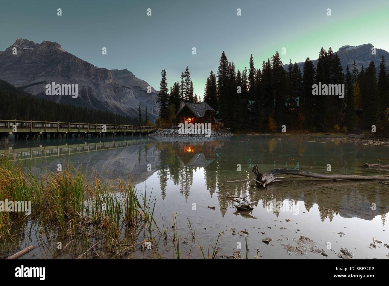 282 Gebäude an der Emerald Lodge Peninsula Bridge enden am Emerald Lake, klare Dämmerung mit Gipfeln (L-R) President-Michael-Wapta hinten. Yoho NP-BC-Kanada Stockfoto