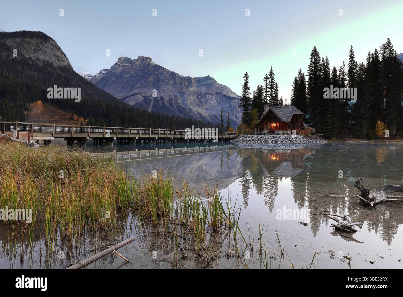 283 das Gebäude an der Emerald Lodge Peninsula Bridge endet am Emerald Lake, klare Dämmerung mit Gipfeln (L-R) Emerald-President-Michael. Yoho NP-BC-Kanada. Stockfoto