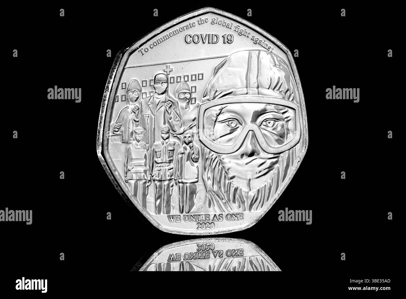 Gibraltar „We Unite As One“ 50p-Münze, die 2020 zum Gedenken an den weltweiten Kampf gegen COVID-19 ausgegeben wurde. Stockfoto