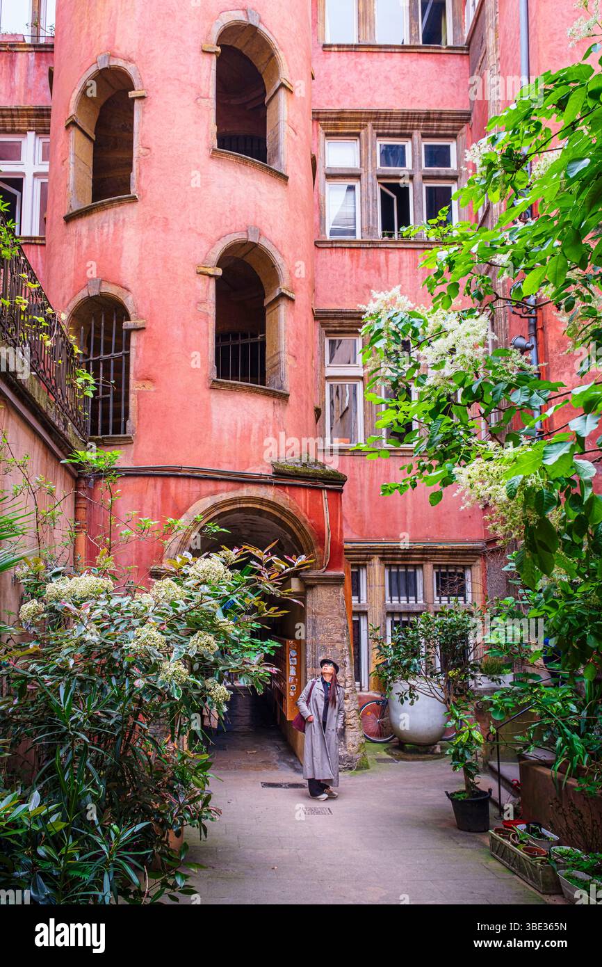 Frankreich, Rhone, Lyon, Altstadt von Lyon, historische Stätte, die zum UNESCO-Weltkulturerbe gehört, Viertel Saint-Jean, Rue du Boeuf, Innenhof des Maison du Crible oder Maison de la Tour Rose Stockfoto