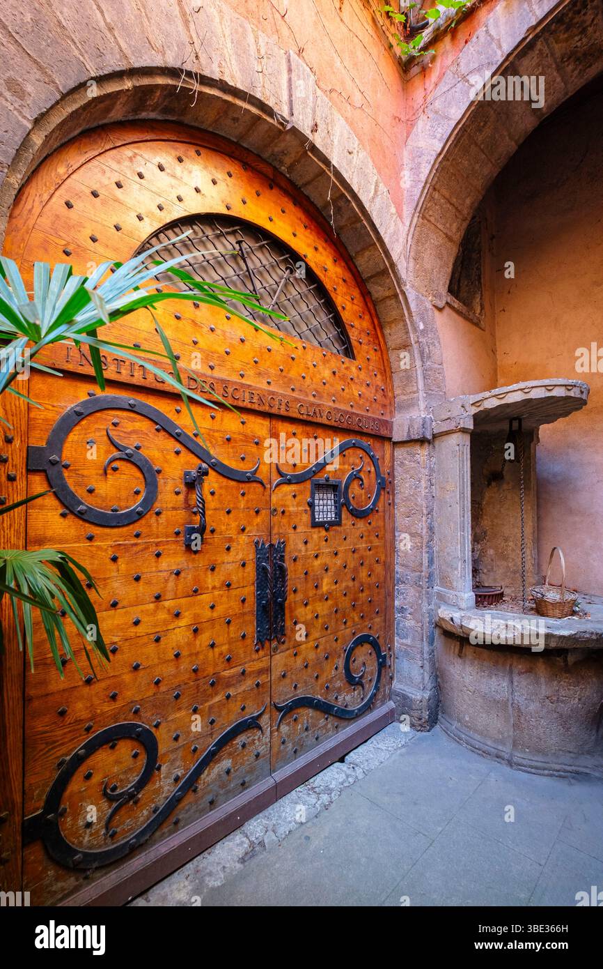 Frankreich, Rhone, Lyon, Altstadt von Lyon, historische Stätte, die zum UNESCO-Weltkulturerbe gehört, Viertel Saint-Jean, Rue du Boeuf, Innenhof des Maison du Crible oder Maison de la Tour Rose Stockfoto