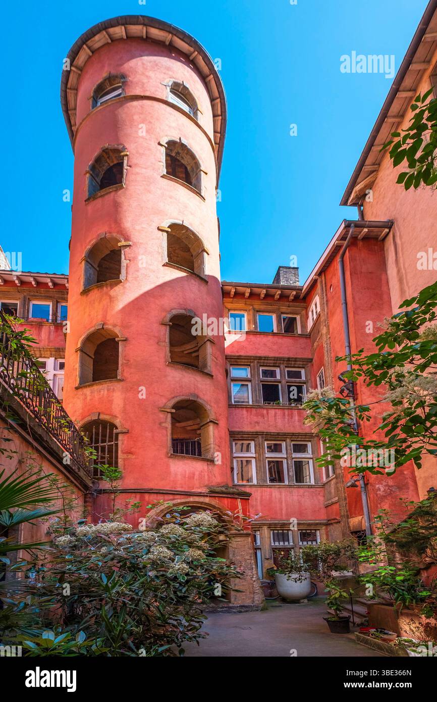 Frankreich, Rhone, Lyon, Altstadt von Lyon, historische Stätte, die zum UNESCO-Weltkulturerbe gehört, Viertel Saint-Jean, Rue du Boeuf, Innenhof des Maison du Crible oder Maison de la Tour Rose Stockfoto