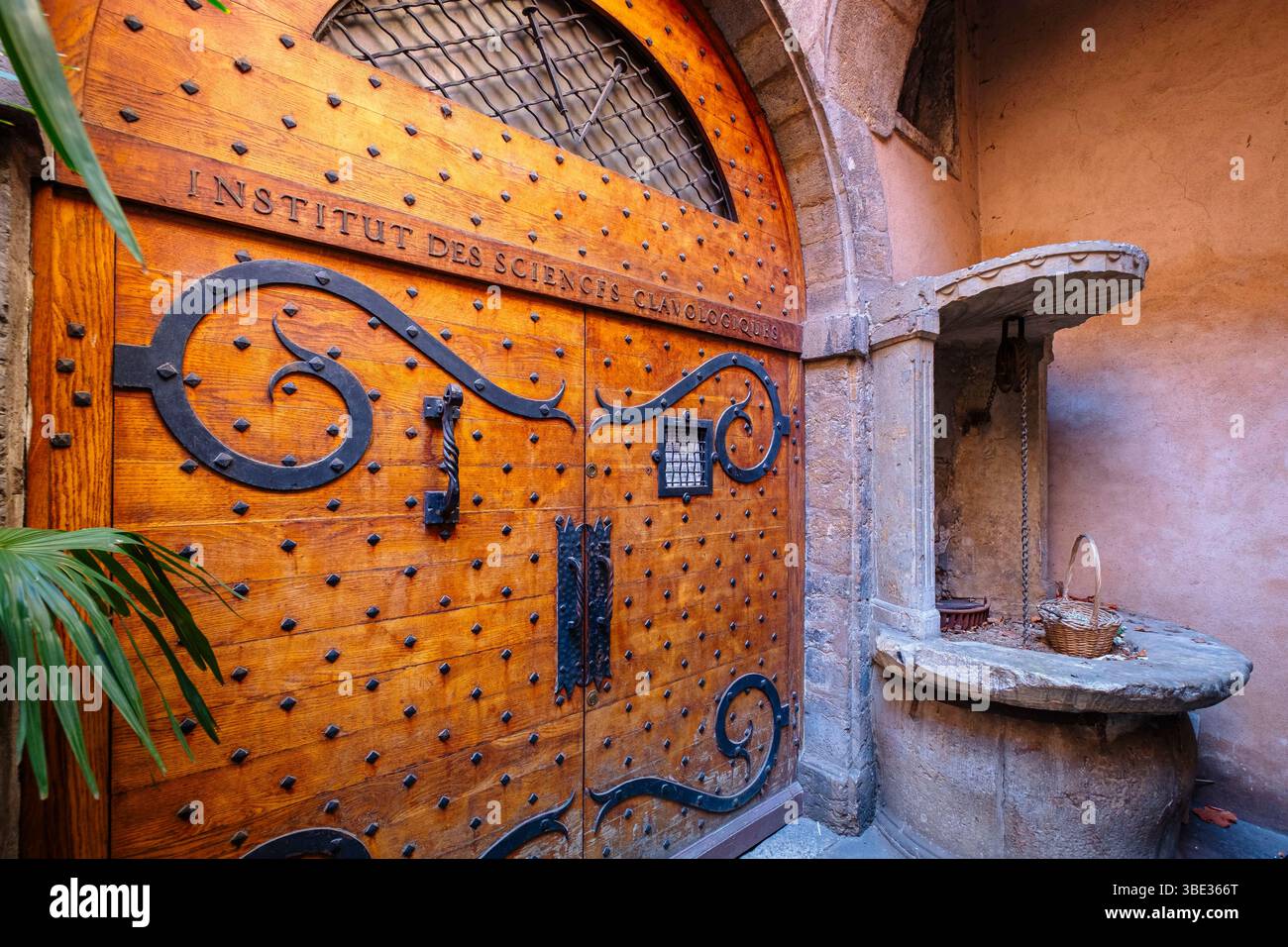 Frankreich, Rhone, Lyon, Altstadt von Lyon, historische Stätte, die zum UNESCO-Weltkulturerbe gehört, Viertel Saint-Jean, Rue du Boeuf, Innenhof des Maison du Crible oder Maison de la Tour Rose Stockfoto