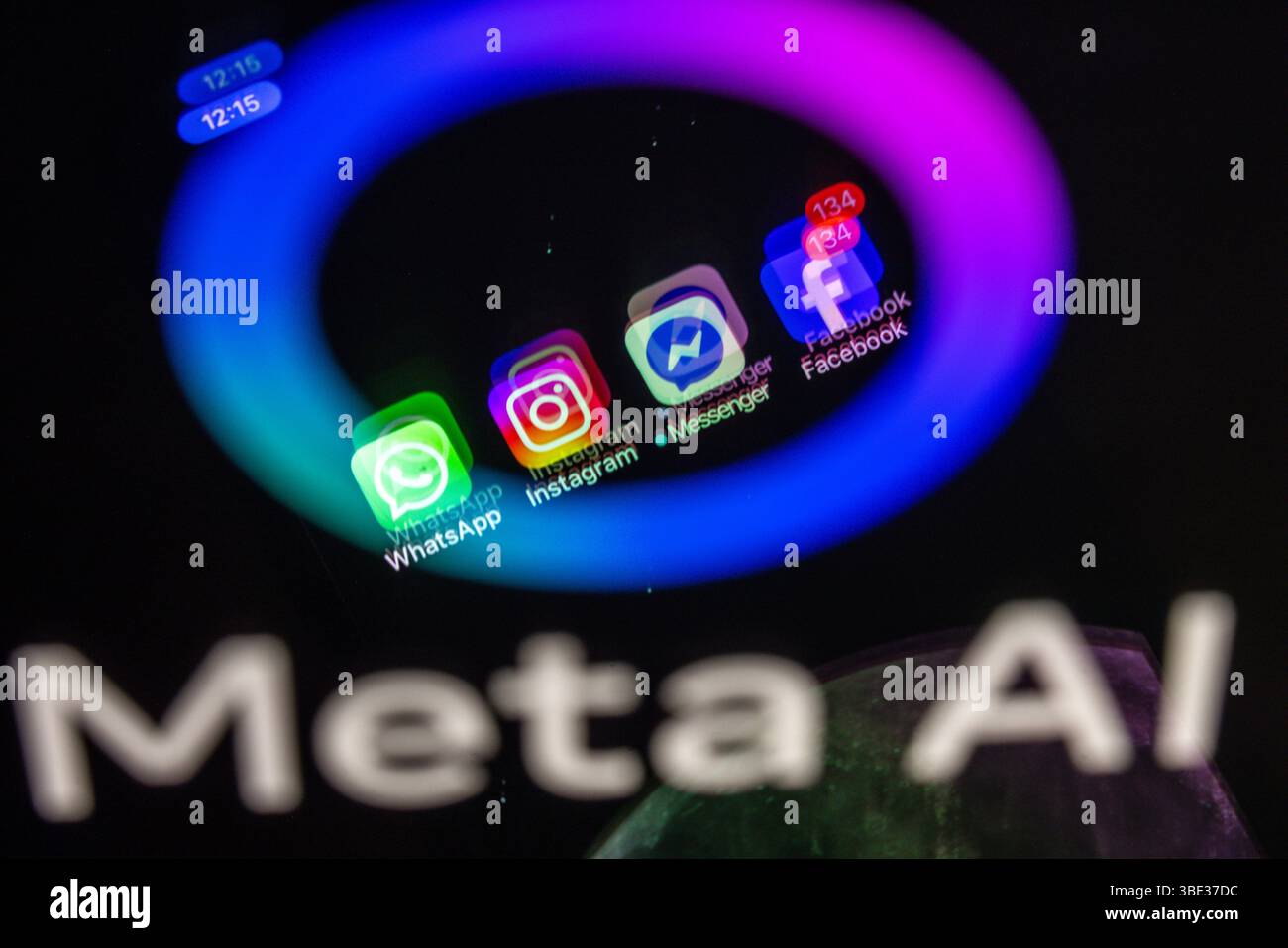 Schwerin, Deutschland. Mai 2025. Die Apps Facebook, Messenger, Instagram und WhatsApp werden auf einem Smartphone-Display angezeigt, das das Logo der KI-Anwendung Meta AI widerspiegelt. Die Facebook-Gruppe Meta kann nun ihre Systeme der künstlichen Intelligenz in großem Maßstab mit Nutzerdaten aus Deutschland trainieren. Quelle: Jens Büttner/dpa/Alamy Live News Stockfoto