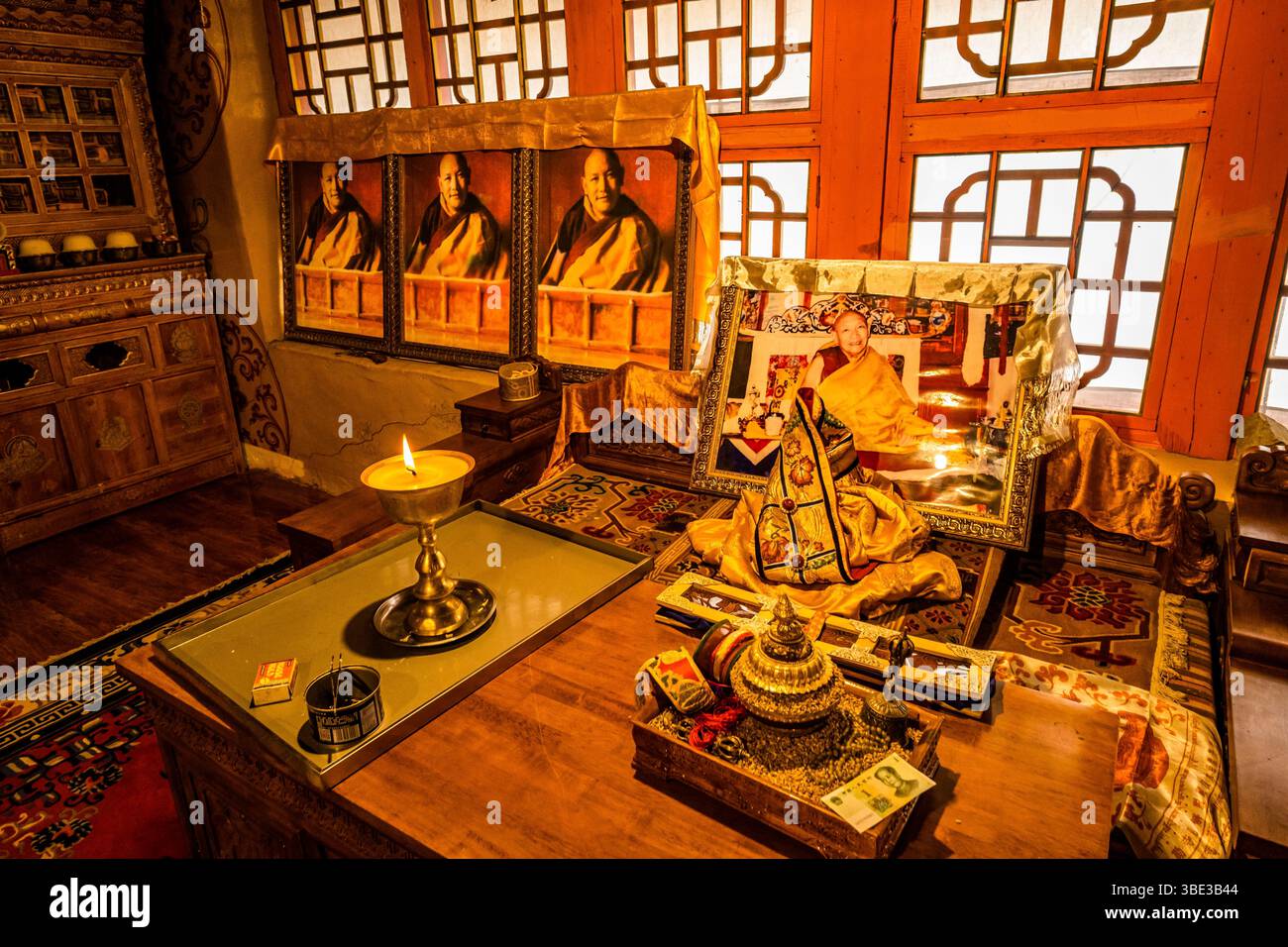 China, Autonomes Gebiet Tibet, Rongbuk oder Dzarong Phu Kloster, von Nyingmapa Obedience, 5000 m, Chomolungma Nationalpark, Everest Massiv, Fotos des ehemaligen Abtes Trulshig Rinpoche, großer spiritueller Meister und Meditator, Guru des Dalai Lama, der 1959 während der chinesischen Invasion nach Nepal verbannt wurde und heute noch von tibetischen Pilgern verehrt wird Stockfoto