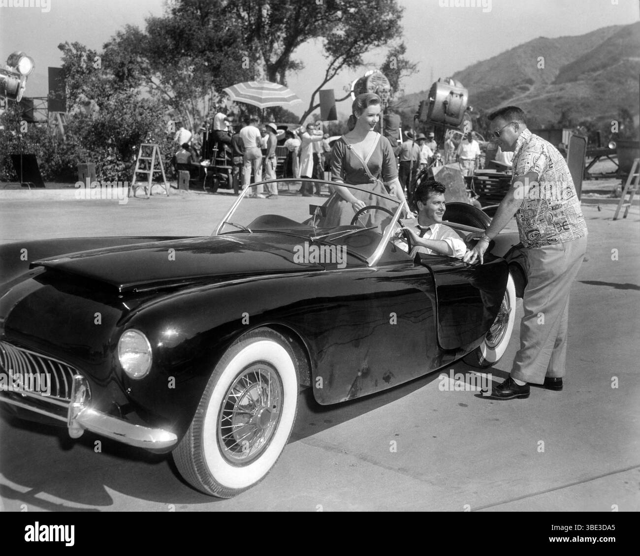 Johnny Dark Year : 1954 USA Piper Laurie, Tony Curtis mit M. Woodill und einem seiner drei Woodill-Waldfeuer, die im Film verwendet wurden Stockfoto