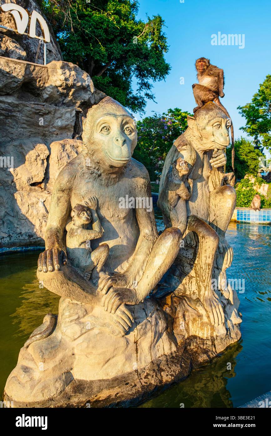 Thailand, Prachuap Khiri Khan Seebad, Affenteich, Krabbenfressende Makaken oder Langschwanzmakaken (Macaca fascicularis) erobern den Chong Krajok Hügel Stockfoto