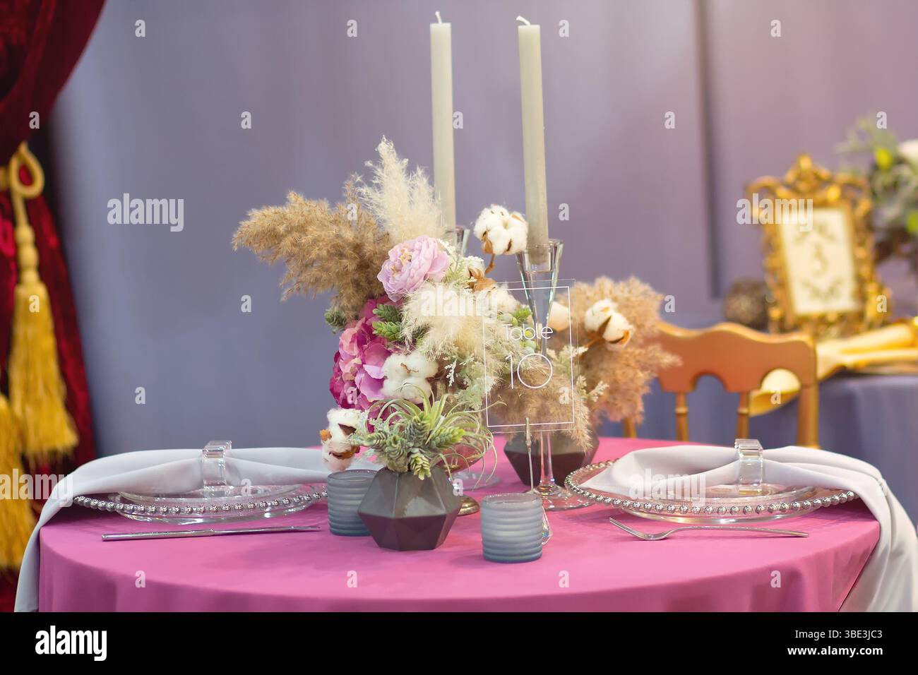 Wunderschöne elegante Tischlage im Restaurant. Hochzeitsfeier Stockfoto